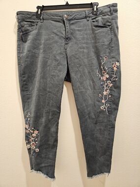 Embroidered Ankle Jeans in Washed Blue
